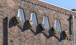 Trapeziumvormige raampjes en ornamenten.
              <br/>
              Marcel Westhoff, maart 2019